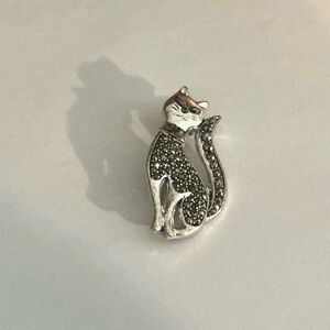 EUC Elegant Silver Toned Cat Brooch with Roll over Clasp